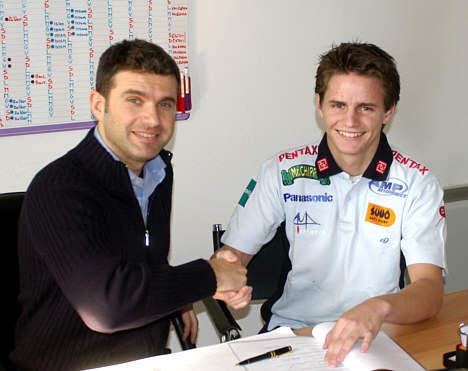 Kasper Andersen ved underskrivelsen af Formula Master kontrakten med Team JD Motorsport.
